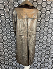 Charger l'image dans la galerie, Incroyable manteau en cuir métallisé doré Salvatore Ferragamo taille 38
