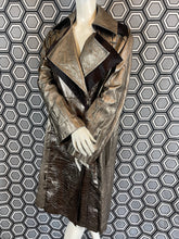 Charger l'image dans la galerie, Incroyable manteau en cuir métallisé doré Salvatore Ferragamo taille 38