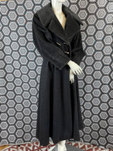 Charger l'image dans la galerie, Manteau Paco Rabanne gros pailleté taille 38