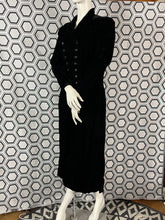 Charger l'image dans la galerie, Manteau en velours Armand Ventilo taille 40
