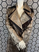 Charger l'image dans la galerie, Incroyable manteau en cuir métallisé doré Salvatore Ferragamo taille 38