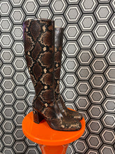 Charger l'image dans la galerie, Paire de bottes en cuir façon python neuves Free Lance pointure 36
