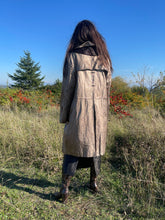 Charger l'image dans la galerie, Incroyable manteau en cuir métallisé doré Salvatore Ferragamo taille 38