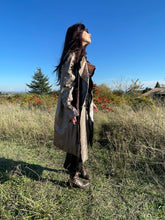 Charger l'image dans la galerie, Incroyable manteau en cuir métallisé doré Salvatore Ferragamo taille 38