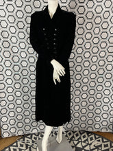 Charger l'image dans la galerie, Manteau en velours Armand Ventilo taille 40