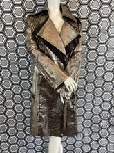 Charger l'image dans la galerie, Incroyable manteau en cuir métallisé doré Salvatore Ferragamo taille 38