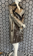 Charger l'image dans la galerie, Incroyable manteau en cuir métallisé doré Salvatore Ferragamo taille 38