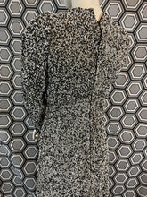Charger l'image dans la galerie, Superbe robe en perles taille 36 tenue d’opéra