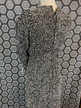Charger l'image dans la galerie, Superbe robe en perles taille 36 tenue d’opéra