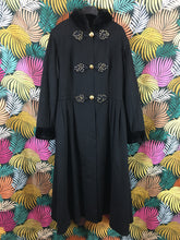 Charger l'image dans la galerie, Superbe manteau Yves Saint Laurent Fourrures taille 42
