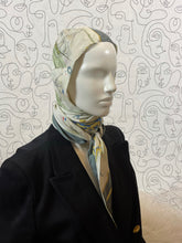 Charger l'image dans la galerie, Rare !!! Foulard Hermès capuche à nouer