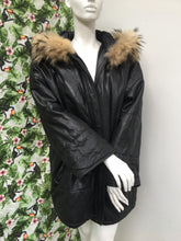 Charger l'image dans la galerie, Manteau en cuir et col Renard Max Mara taille 42