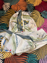 Charger l'image dans la galerie, Rare !!! Foulard Hermès capuche à nouer