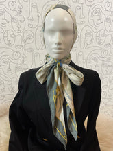 Charger l'image dans la galerie, Rare !!! Foulard Hermès capuche à nouer