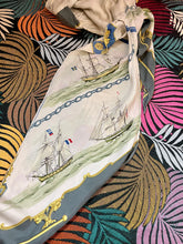 Charger l'image dans la galerie, Rare !!! Foulard Hermès capuche à nouer