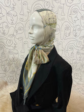 Charger l'image dans la galerie, Rare !!! Foulard Hermès capuche à nouer