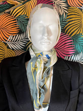 Charger l'image dans la galerie, Rare !!! Foulard Hermès capuche à nouer