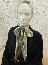 Charger l'image dans la galerie, Rare !!! Foulard Hermès capuche à nouer