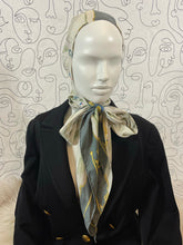 Charger l'image dans la galerie, Rare !!! Foulard Hermès capuche à nouer