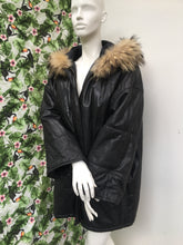 Charger l'image dans la galerie, Manteau en cuir et col Renard Max Mara taille 42