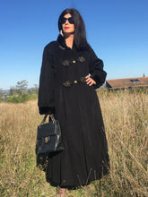 Charger l'image dans la galerie, Superbe manteau Yves Saint Laurent Fourrures taille 42