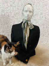 Charger l'image dans la galerie, Rare !!! Foulard Hermès capuche à nouer