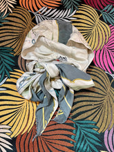 Charger l'image dans la galerie, Rare !!! Foulard Hermès capuche à nouer