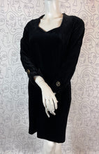 Charger l'image dans la galerie, Robe en velours vintage Guy Laroche taille 38