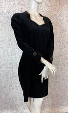 Charger l'image dans la galerie, Robe en velours vintage Guy Laroche taille 38