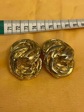 Charger l&#39;image dans la galerie, Lot de 9 clips et une broche vintage
