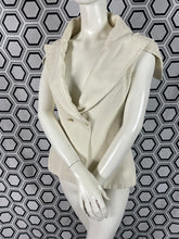 Charger l'image dans la galerie, Veste emblématique Alexander McQueen taille 40
