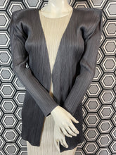Charger l&#39;image dans la galerie, Veste gris foncé Pleats Please Issey Miyake

