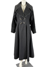 Charger l&#39;image dans la galerie, Manteau Paco Rabanne gros pailleté taille 38
