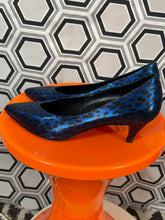 Charger l&#39;image dans la galerie, Escarpins bleu merallisé léopard pointure 37,5 italienne.

