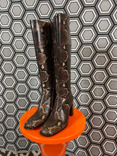 Charger l&#39;image dans la galerie, Paire de bottes en cuir façon python neuves Free Lance pointure 36
