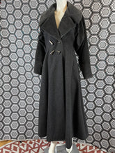 Charger l&#39;image dans la galerie, Manteau Paco Rabanne gros pailleté taille 38
