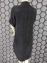 Charger l&#39;image dans la galerie, Robe chemise Equipment en soie taille 36
