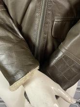Charger l'image dans la galerie, Veste cuir peau retournée Paul Smith taille 36
