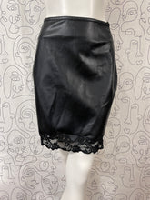 Charger l&#39;image dans la galerie, Jupe simili cuir et dentelle Capucine Puerari taille 36
