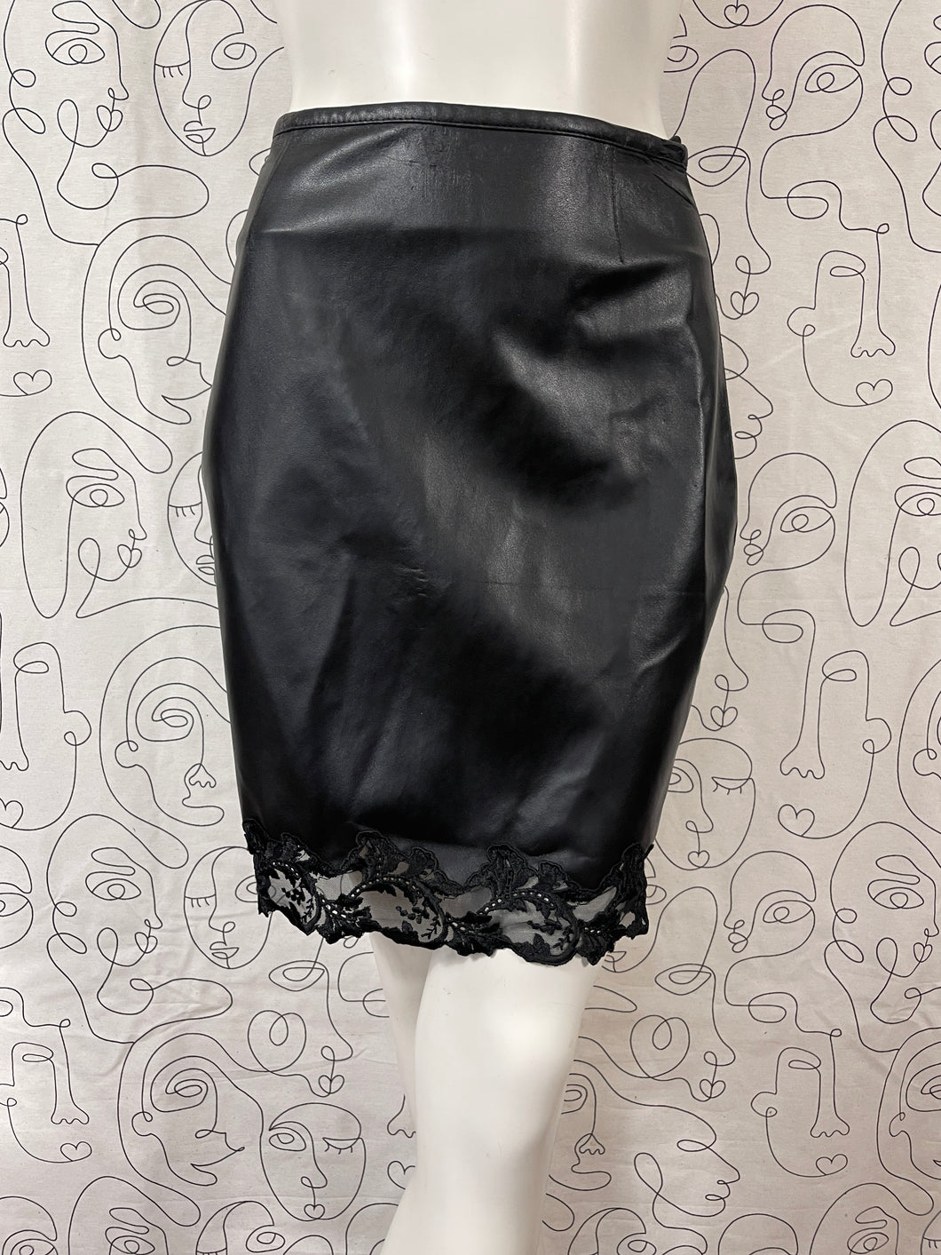 Jupe simili cuir et dentelle Capucine Puerari taille 36