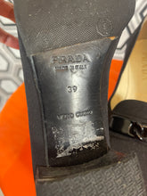 Charger l&#39;image dans la galerie, Mocassins Prada pointure 39
