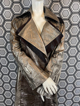 Charger l&#39;image dans la galerie, Incroyable manteau en cuir métallisé doré Salvatore Ferragamo taille 38
