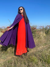 Charger l&#39;image dans la galerie, Cape violette Yves Saint Laurent
