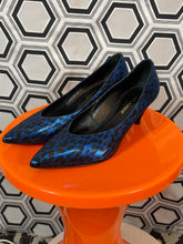 Charger l&#39;image dans la galerie, Escarpins bleu merallisé léopard pointure 37,5 italienne.
