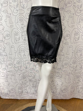 Charger l&#39;image dans la galerie, Jupe simili cuir et dentelle Capucine Puerari taille 36
