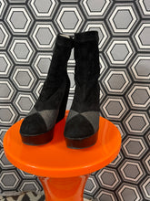 Charger l&#39;image dans la galerie, Paire de bottines en daim Robert Clergerie pointure 37
