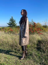 Charger l&#39;image dans la galerie, Incroyable manteau en cuir métallisé doré Salvatore Ferragamo taille 38
