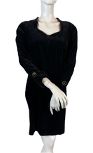 Charger l'image dans la galerie, Robe en velours vintage Guy Laroche taille 38
