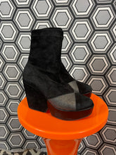 Charger l&#39;image dans la galerie, Paire de bottines en daim Robert Clergerie pointure 37
