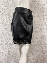 Charger l&#39;image dans la galerie, Jupe simili cuir et dentelle Capucine Puerari taille 36
